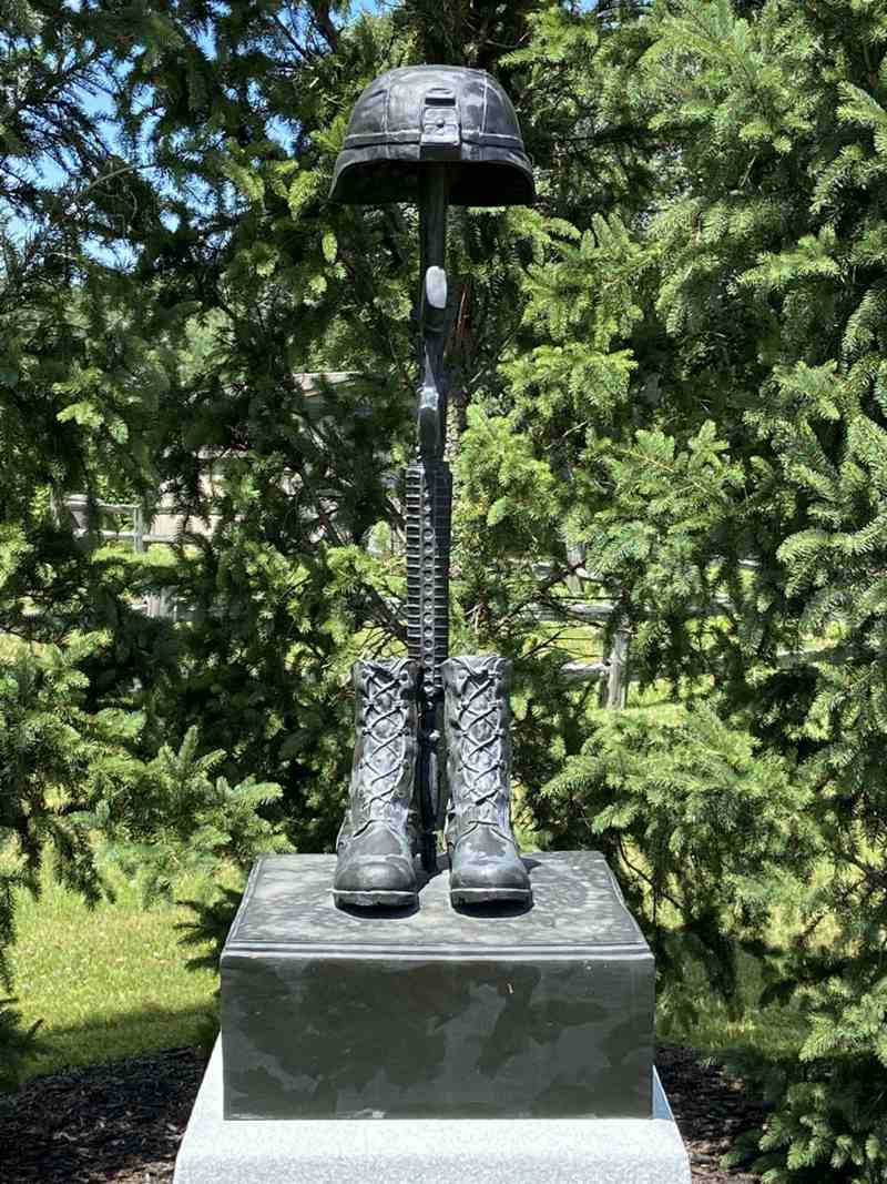 soldiers cross garden statue-01