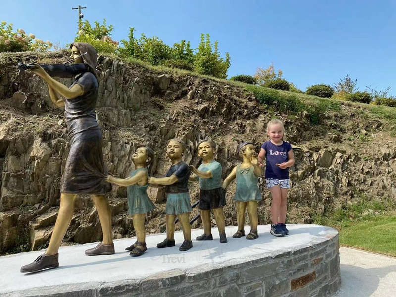 Group bronze kid -Trevi Statue
