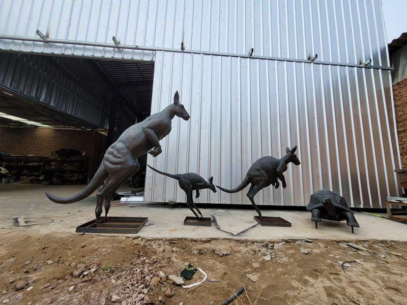 bronze kangaroo sculpture - Trevi Statue