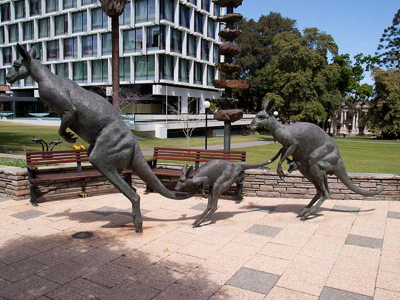 kangaroo garden sculpture - Trevi Statue