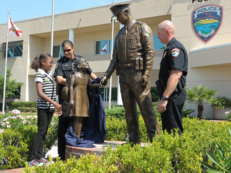 police officer statue with child-Trevi Statue