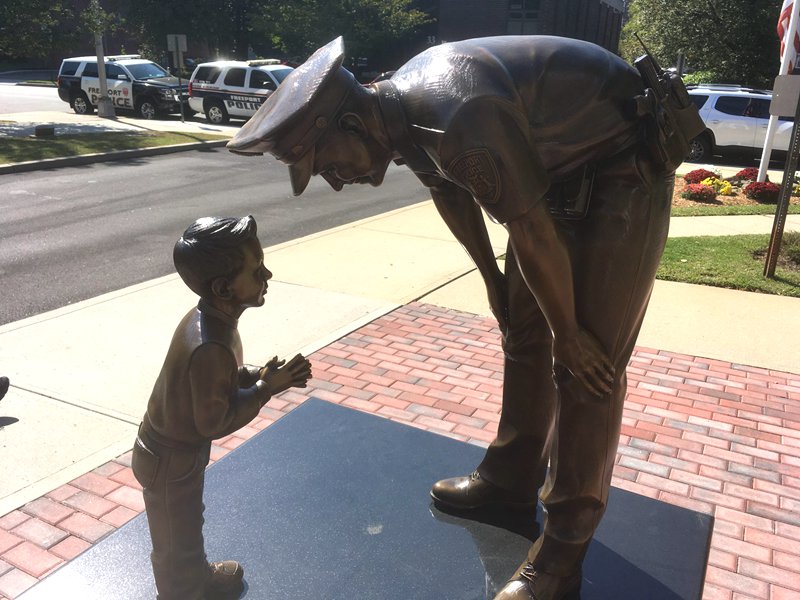 police officer statues-Trevi Statue