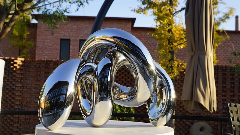 mirror stainless steel sculpture