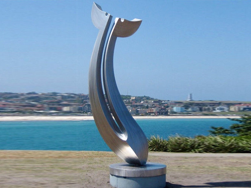 whale tail statue-02