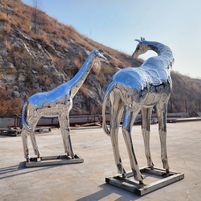 metal giraffe sculpture