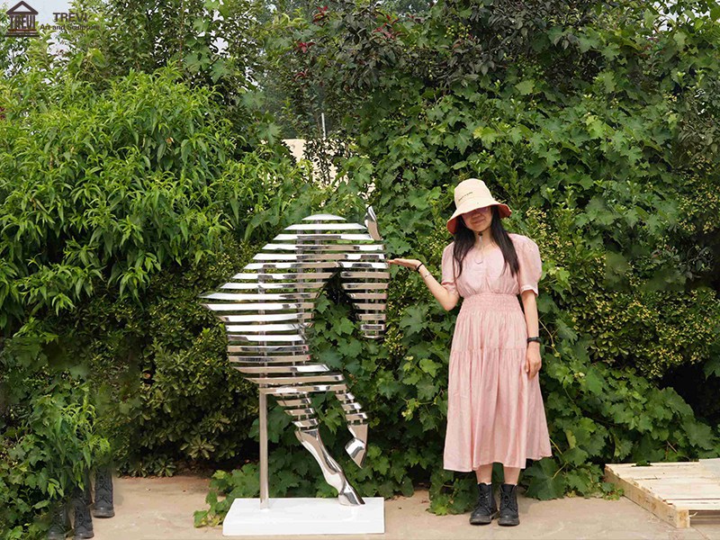 metal horse head sculpture (3)