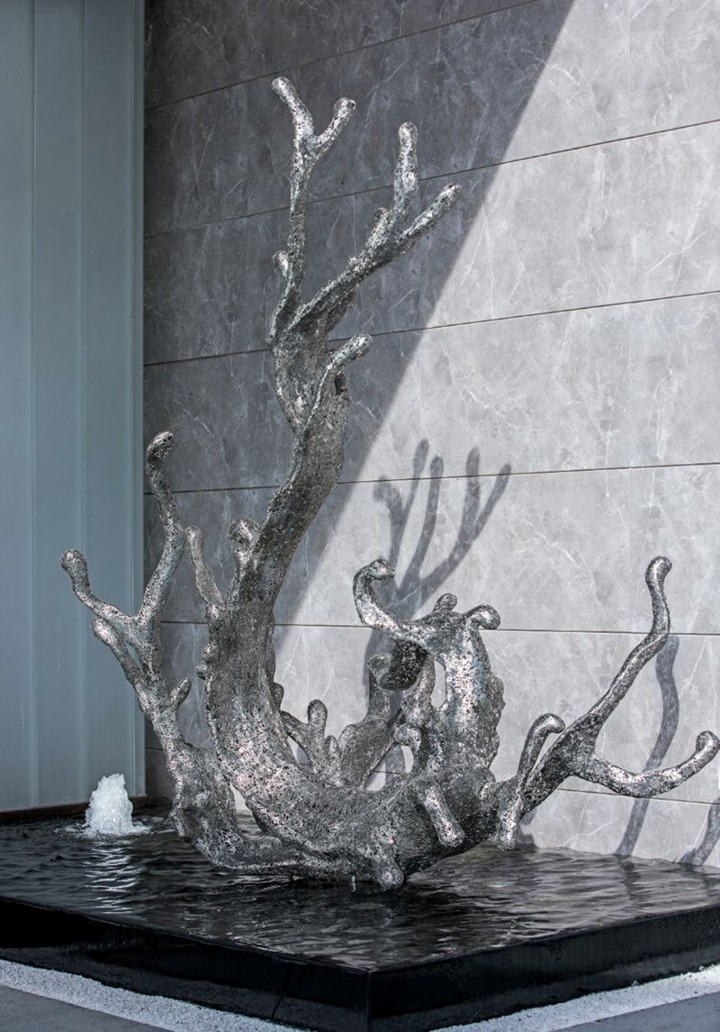 Metal Hollow Splashing Water Sculpture