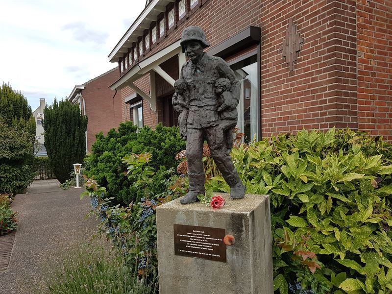 Karl-Heinz Rosch Statue