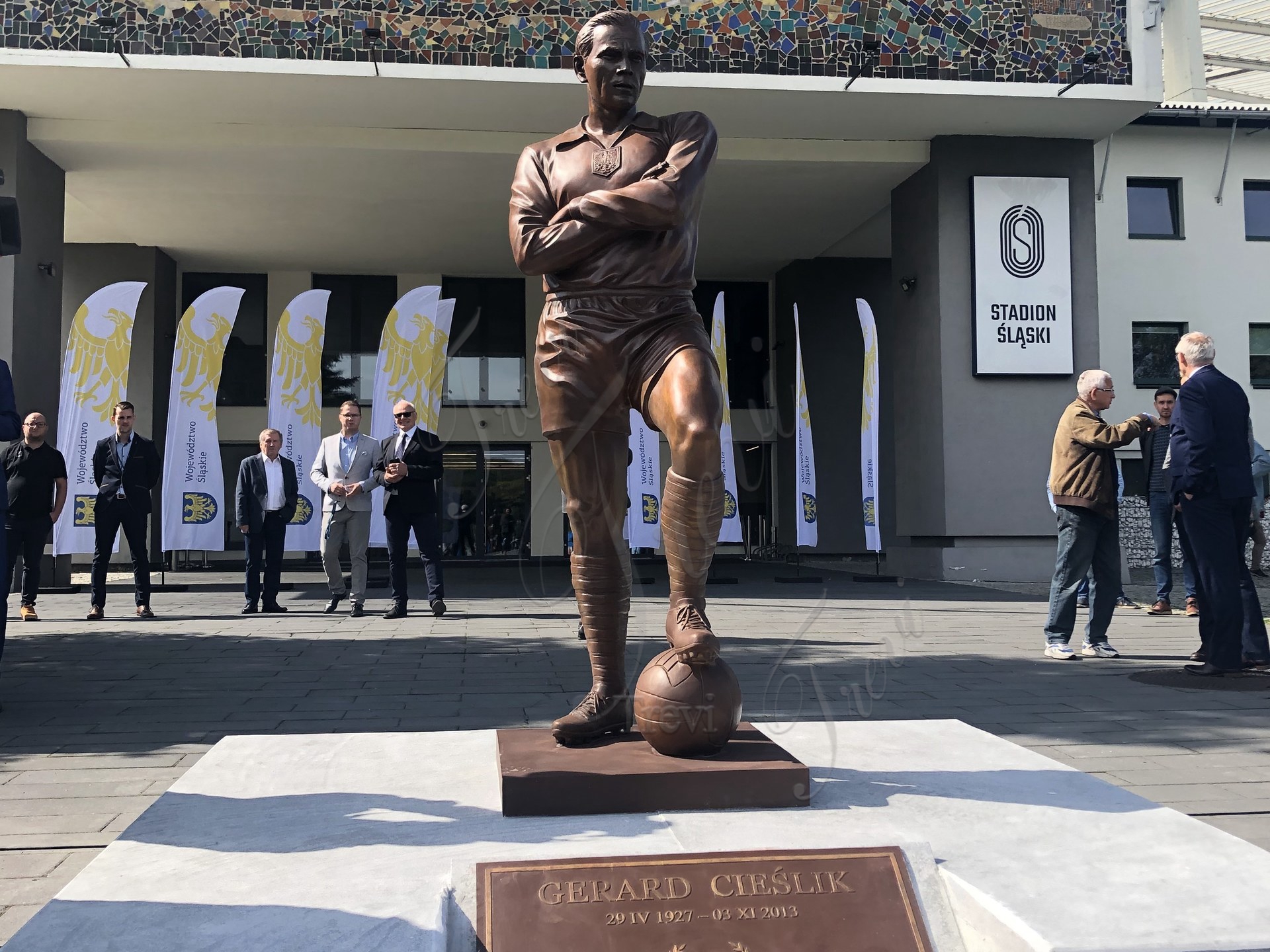 Polish bronze football player sculpture feedback