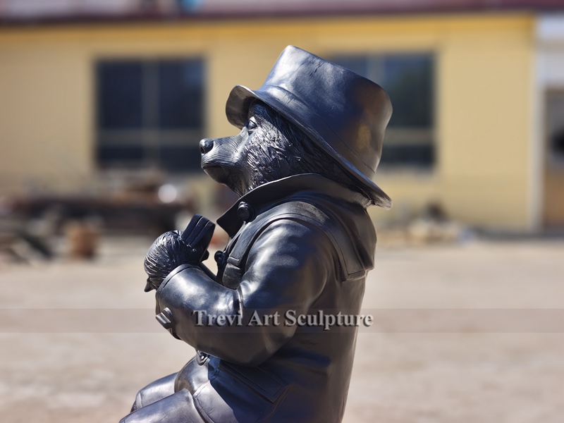 Outdoor bronze paddington bear sculpture details