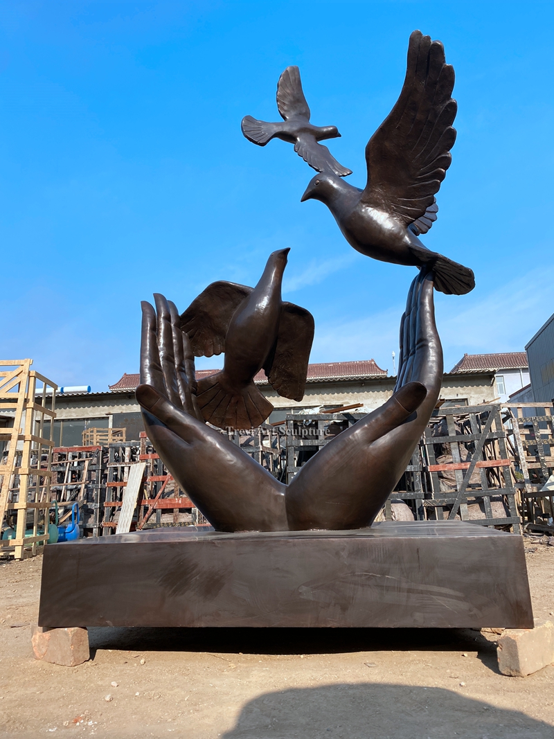Unveiling 12 Iconic Giant Hand Sculptures: The Beauty of Design and ...