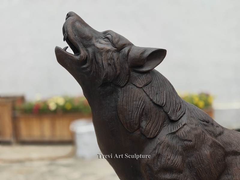 howling wolf statue details