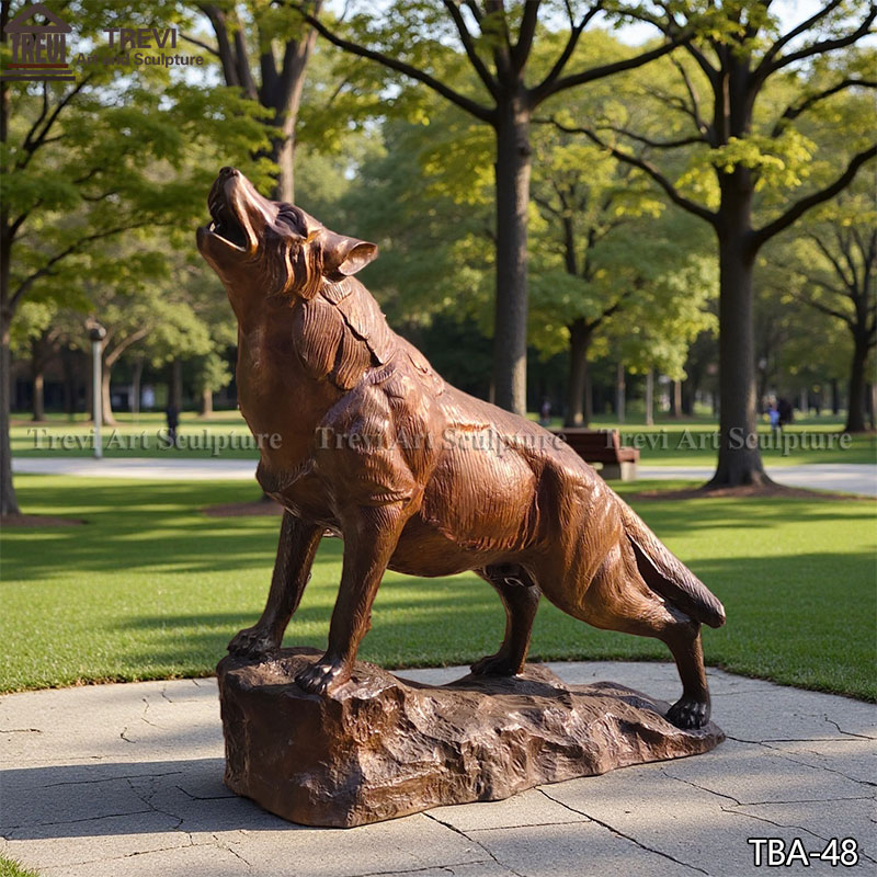 howling wolf statue