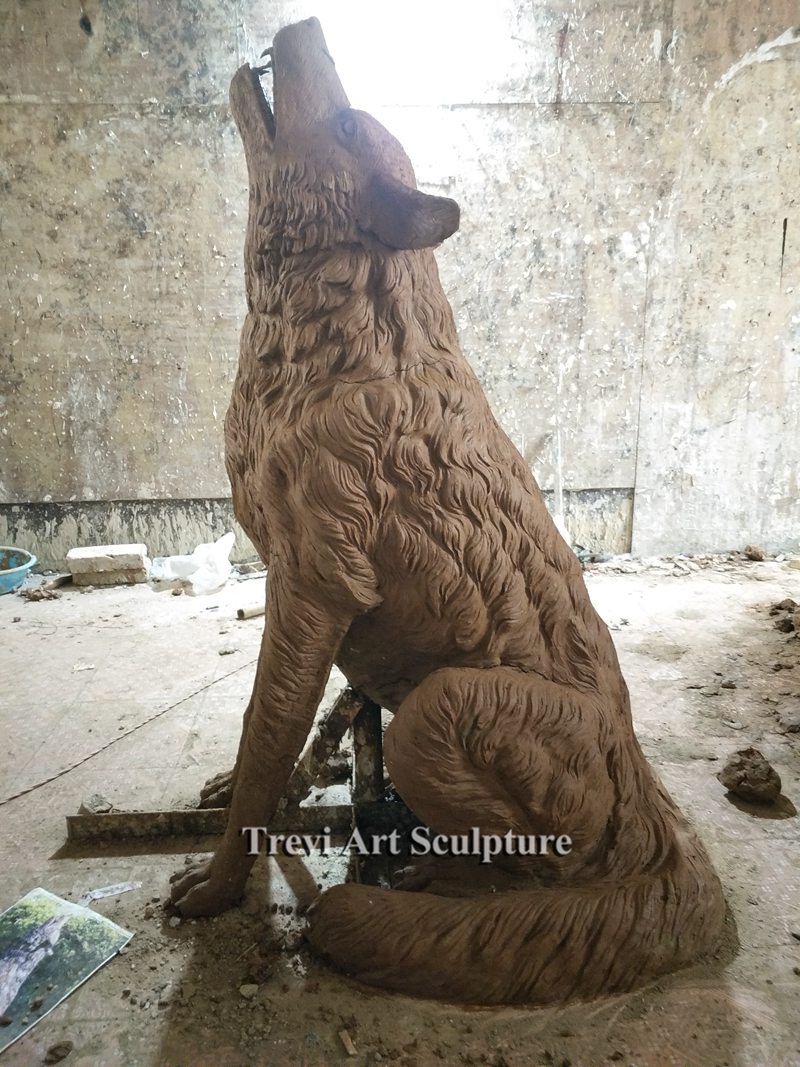 howling wolf statue clay model