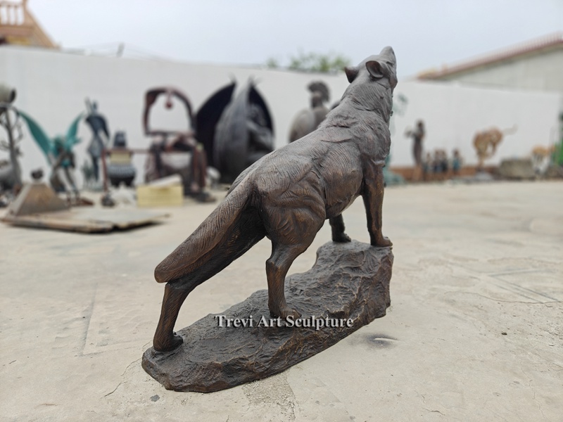 Bronze howling wolf statue details